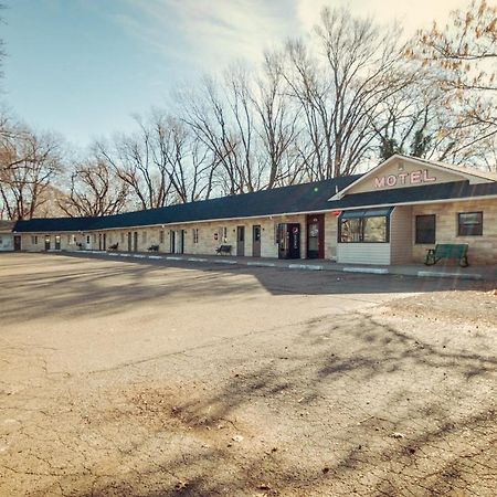 Simmer Motel Wamego Экстерьер фото