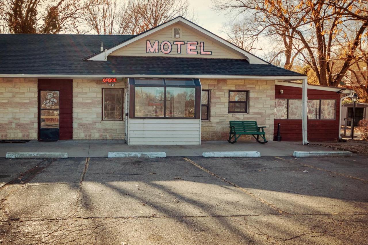 Simmer Motel Wamego Экстерьер фото