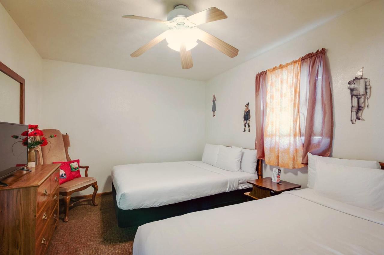 Simmer Motel Wamego Экстерьер фото